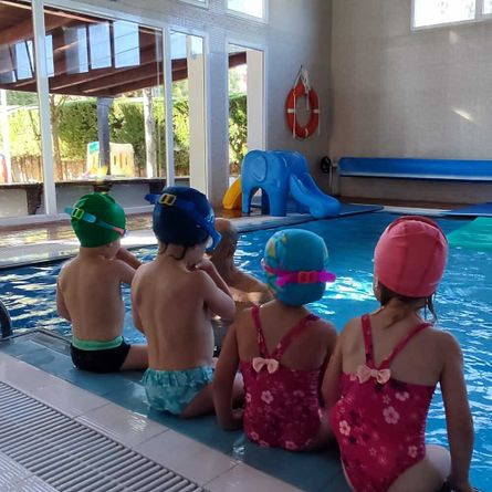 niños en una piscina climatizada